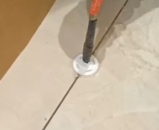 点军瓷砖空鼓维修公司专业解答瓷砖在铺贴过程中，如果没有涂抹均匀到位的粘结材料（如水泥砂浆或瓷砖胶），可能会导致以下问题